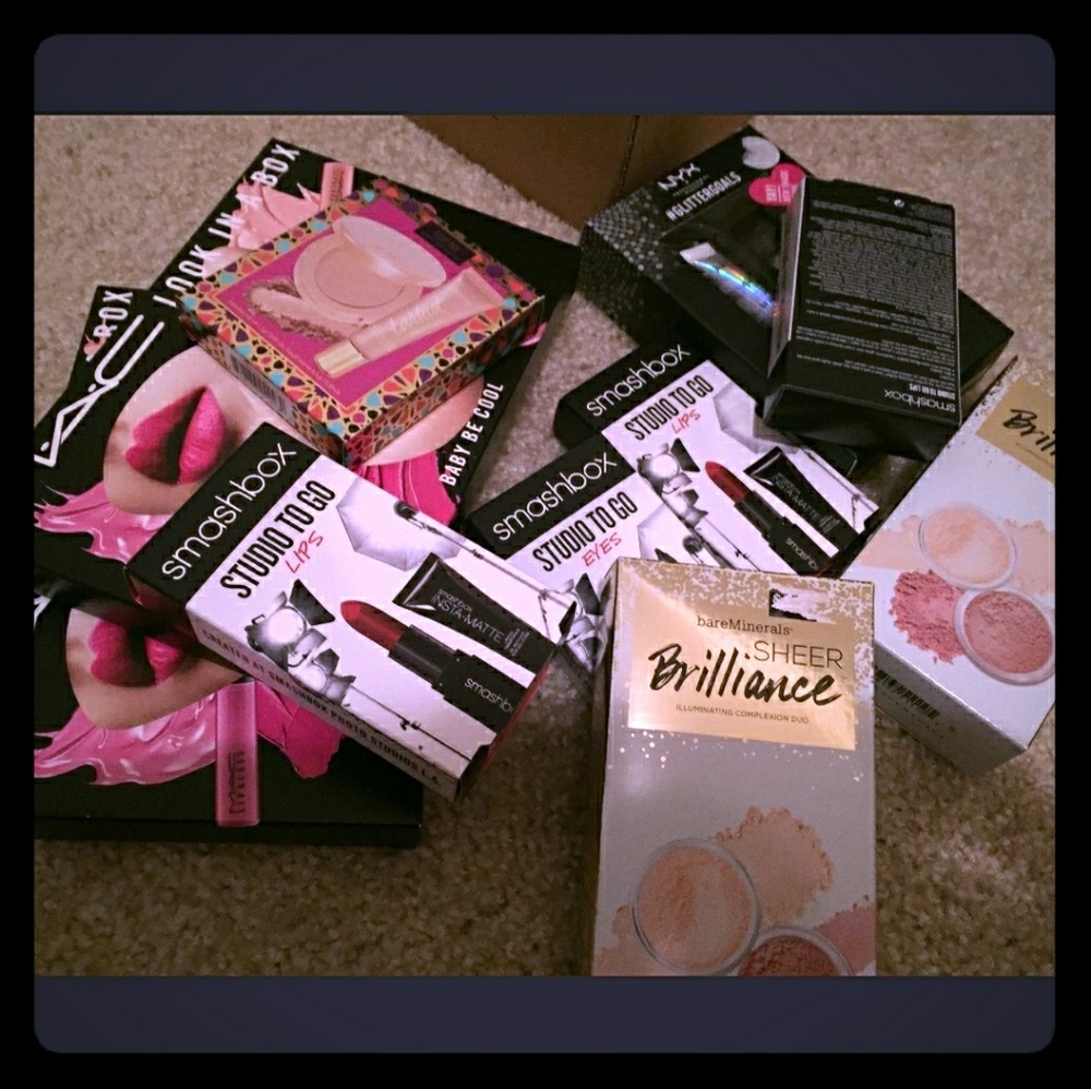 *NEW 35 Pc 💋MakeupBrawl™️ Bags WITH MAC Cosmetics